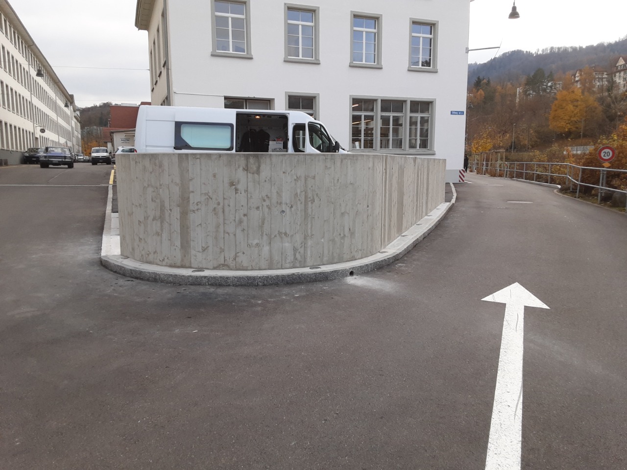 Sichtbetonmauer-rund-geschalt
